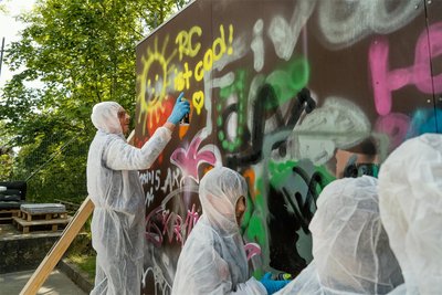 Zur Einweihung der neuen Graffitiwand am Jugendzentrum Jam sprühte Henry Ruß (links) am 1. Juni sein Programm für Reichenbach: „RC ist cool!“ mit Sonne und Herzchen.