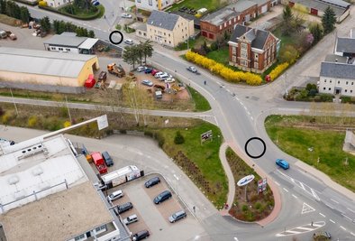 Blick auf den Knotenpunkt der Chemnitzer mit der Bahnstraße in Lugau. Etwa dort, wo die zwei Kreise eingezeichnet sind, soll es künftig Mittelinseln geben, die das Überqueren der Straße erleichtern.