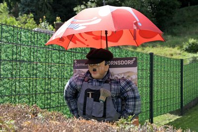 Geschmückt ist Gornsdorf mit bunten Wimpelketten und Puppen.