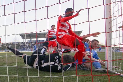 "Ich konnte nicht sehen, ob es der Ball ins Tor schafft. Deshalb bin ich gleich nachgelaufen", schilderte Zwickaus Tarsis Bonga seinen Treffer zum 2:0-Endstand. Auch Jenas Keeper Raphael Koczor und Marius Grösch (rechts) konnten das Tor und die Niederlage nicht verhindern. 