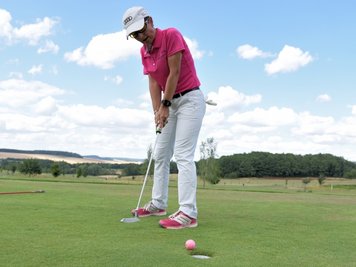 Die Plauenerin Claudia Amthor war eine der Teilnehmerinnen am Turnier um den Preis der Präsidentin des Golfclubs Plauen.