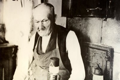 Repro einer Aufnahme von Friedrich Wilhelm Füchtner, Kunsthandwerker und Erfinder des modernen Nussknackers, gleichzeitig Namensgeber des Mini-Nussknackers.