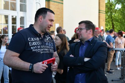 Mitarbeiter André Berger (li.) spricht hier mit dem stellvertretenden Bürgermeister Ronny Wiehl.