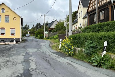 Auch mit der neuen Eichigter Geldnot wird das Paket Sanierung Dorfstraße (Foto) mit Begleitmaßnahmen nicht wieder aufgeschnürt.