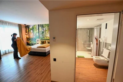 Blick in eines der 54 Hotelzimmer, die auch rollstuhlgerecht sind, hier Mitarbeiterin Angela Weber. 
