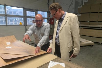 In den ersten Wochen besuchte der Oberbürgermeister Unternehmen in Reichenbach. Hier erklärt Matthias Hommel (l.) von der Manufaktur Hommel die Produktionsabläufe.