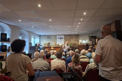 Am Freitag verfolgten die Besucher im voll besetzten Musikkabinett mit großem Interesse das kurzweilige Programm mit Jörg Einert.