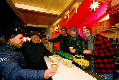 Caroline Illing, Thomas Bauer und Marcel Irmscher verkauften bei den „Ridin´Crocs“ Glühwein.