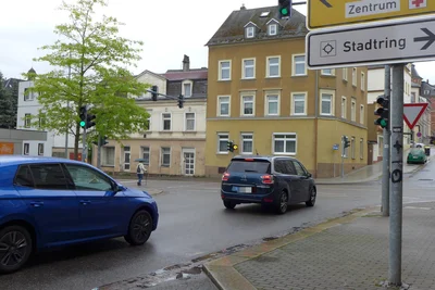 Die Kreuzung am Tzschirnerplatz. Linksabbieger müssen auf Fußgänger achten, die die Zimmerstraße queren.