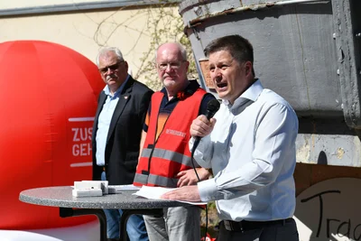 Bürgermeister André Wolf (.) bei seiner Rede.