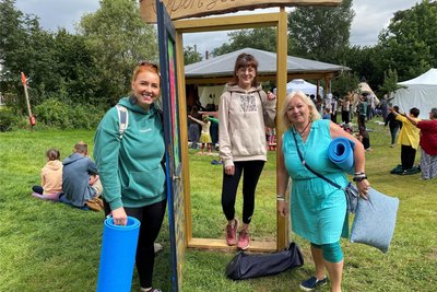 Helen Schubert aus Freiberg, ihre Mutter Marion Schubert und Freundin Lisa Schimmel finden das Yogafestival in Burkersdorf super.