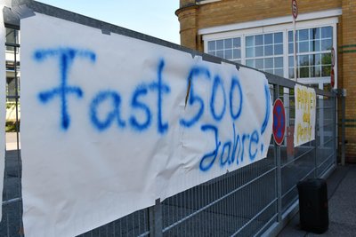 Mit großen Bannern machten die Demonstranten auf die jahrhundertelange Tradition der Papierherstellung in Penig aufmerksam.