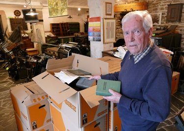 Die großen historischen Maschinen stehen noch, doch alle Zubehörteile, Kleinwerkzeuge, Hilfsgeräte sowie zahlreiche Bücher hat Manfred Schöne bereits in Kartons verpackt. 