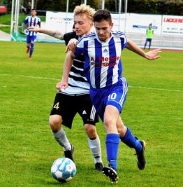 Felix Reuther (r.) und die Mittweidaer Fußballer hatten klare Vorteile gegen die zweite Großenhainer Mannschaft. Doch ein Treffer blieb dem Landesliga-Absteiger vergönnt. 