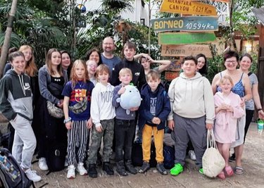 Gruppenfoto im Tropical Island. "Scheune"-Wirt Frank Wirth (hinten Mitte) im Kreise der Regenbogenhaus-Ausflügler. Im Sommer geht's nach Plohn - dann auch mit den Schützlingen der Kinderarche. 