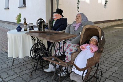 Originalle Puppenensembles findet man auf den Grundstücken in Gornsdorf.