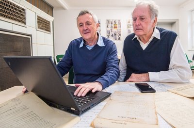 Eckhard Rehnert (rechts) und Thomas Gruner katalogisieren die Geschichte der Gebäude in Leukersdorf digital. Seit Ende Juni arbeiten sie daran. 