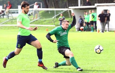 Er war der Mann des Spiels beim 5:1-Sieg des BSV Eintracht Zschopautal gegen Geyer: Tim Groschopp (r., hier gegen Tim Körner) erzielte innerhalb von 13 Minuten einen lupenreinen Hattrick. 