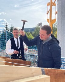 Nach dem Richtspruch von Zimmerer Jörg Schwinger schlug Marcus Köppler vom Vorstand den symbolischen letzten Nagel ein. 