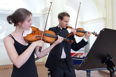 Die Violinisten Thea Müller und Benjamin Fuhrmann sind seit Gründung der Jungen Philharmonie Augustusburg dabei und stehen gemeinsam an einem Pult in der ersten Reihe.
