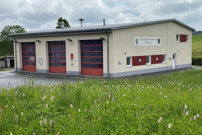 Vom Haushaltsstrukturkonzept nicht betroffen: Die Lieferung eines neuen Autos für die Freiwillige Feuerwehr Eichigt (im Foto das Gerätehaus).
