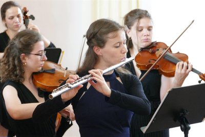 Flötistin Mirjam Kaufmann bewegte das Publikum mit ihrem Soloauftritt zur „Suite Antique“, die der Brite Sir John Rutter für Flöte, Cembalo und Streichorchester komponierte.