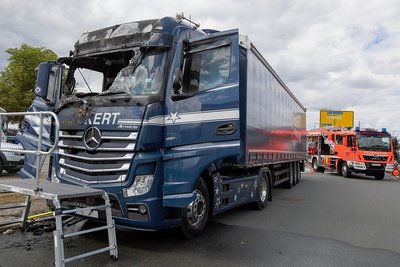 Als die beiden Feuerwehren am Parkplatz beim Plauener Bahnhof Mitte eintrafen, befand sich niemand mehr im Führerhaus. 
