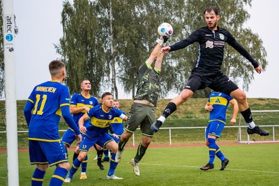Die SVL-Kicker um Maximilian Grajetzky (schwarzes Trikot), dem Torschützen zum 3:0 gegen Hainichen, springen aktuell am höchsten in der Tabelle.