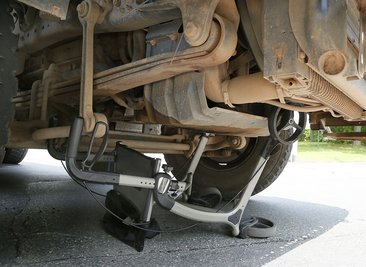 Der Rollator geriet unter den Laster.