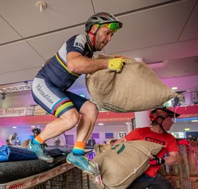 In der Stadthalle geht es ohne Fahrrad über Hindernisse.