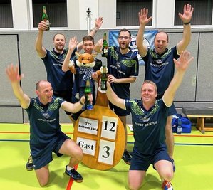 Die Spieler des TTV Erlbach konnten nach ihrem Sieg und der Niederlage von Muldenhammer die Meisterschaft feiern. 