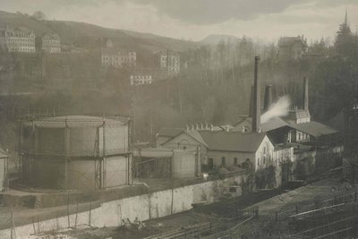 Diese Aufnahme entstand laut Stadtarchiv wahrscheinlich 1906 nach der ersten großen Erweiterung und zeigt auch einen der beiden Gasbehälter.