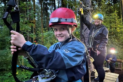 Elsa Drechsel (8) stellt sich der Herausforderung. Im Hintergrund: Mutter Diana Drechsel.