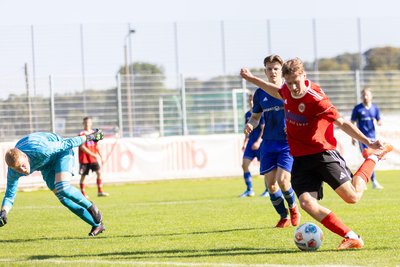 Der Langenauer Stürmer Max Schubert erzielte beim Kantersieg gegen den Tabellenführer drei Tore. Hier staubte er zum zwischenzeitlichen 1:1 ab.
