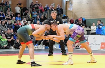 Als einer der besten Sachsen erkämpfte sich Erik Skotarczak aus Aue (rechts) einen guten vierten Platz in seiner Gewichtsklasse. 