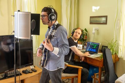 Zwischen Fernseher und Grünpflanze im heimischen Wohnzimmer haben Michael Ranalli (links) und Falk Levien ihr erstes Album aufgenommen.