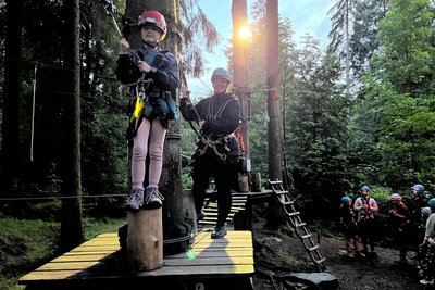 Elsa Drechsel auf der kleinen Übungsstrecke. Mutter Diana Drechsel hilft.