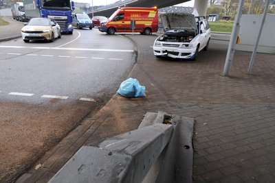 Der Opel Astra fuhr am Montagvormittag gegen einen Brückenpfeiler.