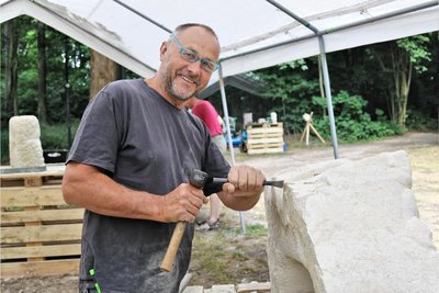 Bildhauer Paul Brockhage fühlt sich beim Bildhauersymposium im Park Börnichen sehr wohl.