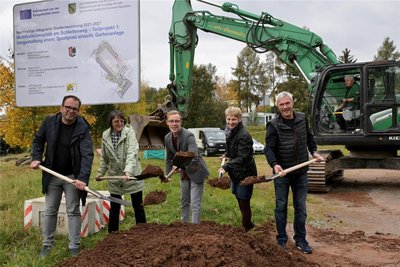 Andre Hoppe von der Firma ATS (v. l.), Grundschulleiterin Brigitte Hoffmann, Bürgermeister Thomas Lein, Planerin Dagmar Entschel und Vereinspräsident Jens Brendel griffen fürs Foto zum Spaten.