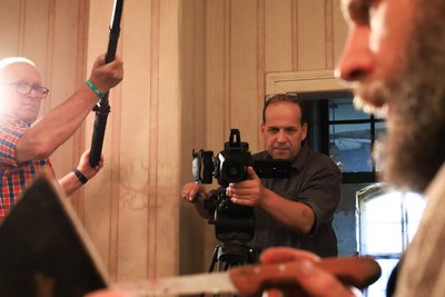 In Adorf drehte Heintje Peter (Mitte) 2024 einen Film über den Serienmörder und Kannibalen Karl Denke.