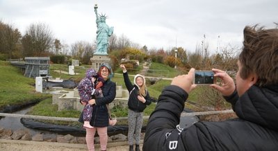 Kein Miniwelt-Besuch ohne Foto. Auch Christian Sperling zückte am Sonntag das Handy, um seine Familie unter anderem vor der Freiheitsstatue, die wie alle Bauwerke im Maßstab 1:25 originalgetreu nachgebaut wurde, im Bild festzuhalten. 