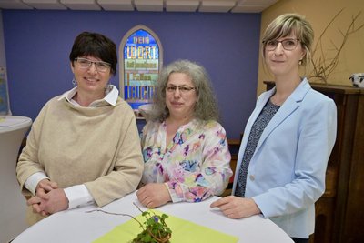 Bei der feierlichen Eröffnung dabei (v.li.): Veronika Bartsch, Geschäftsführerin Christlicher Kindergartengarten Saatkorn, Babett Püschel, Vorstandsvorsitzende vom Trägerverein und Isabel Steinert, Leiterin des Kindergartens Saatkorn.