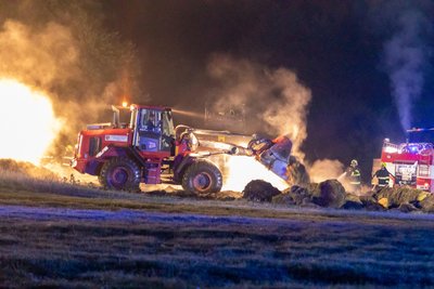 150 Strohballen standen in Flammen, diese wurden auseinandergezogen.