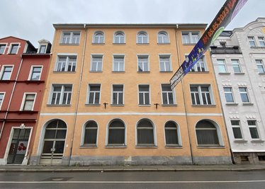 Das große, leer stehende Reihenhaus an der Goethestraße in Aue liegt genau gegenüber vom Haupteingang des Rathauses. Dass die Fenster durch die viel befahrene B 101 stets stark verschmutzt und die Gardinen verdreckt sind, stört eine Einwohnerin. 