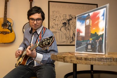 Michael Ranalli ist Sänger und Gitarrist bei „The Six Pickles“. Für die Record Release Party am Samstag probt er noch einmal auf der Bühne des „Clubs Dämmerschoppen“.
