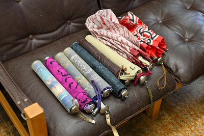 In ihrem Atelier in Chemnitz bewahrt Lysann Németh einige der Adorfer Schirme auf.