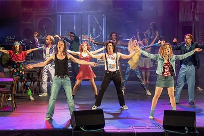 Marcel Kaiser, Daniel Koch, Sabrina Pankrath, Gerrit Maybaum (vorn von links) und das Ballettensemble in einer Szene des Musicals "Rock of Ages" auf der Bühne des Plauener Parktheaters. 