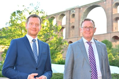 Die Ministerpräsidenten Michael Kretschmer (Sachsen) und Bodo Ramelow (Thüringen) waren am Donnerstagabend gemeinsam an der Göltzschtalbrücke. Das Welterbeprojekt ist nun eine Herzenssache beider Länderchefs.