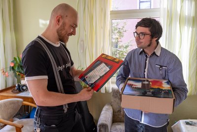 Kurz vor dem Veröffentlichungstermin halten Falk Levien (links) und Michael Ranalli ihr Album zum ersten Mal in eigenen Händen.